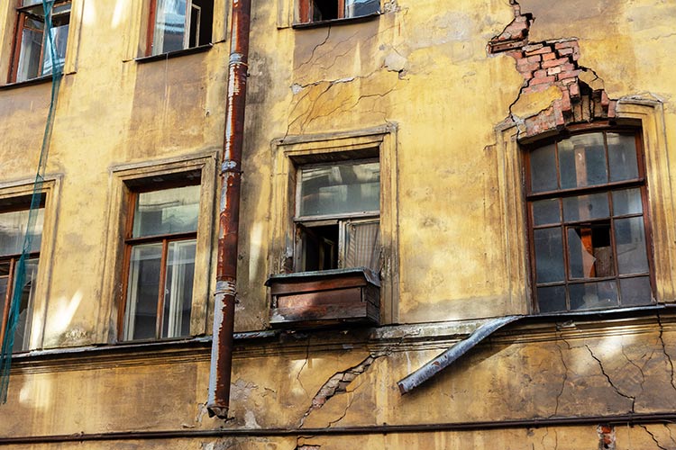 Collapsing facade